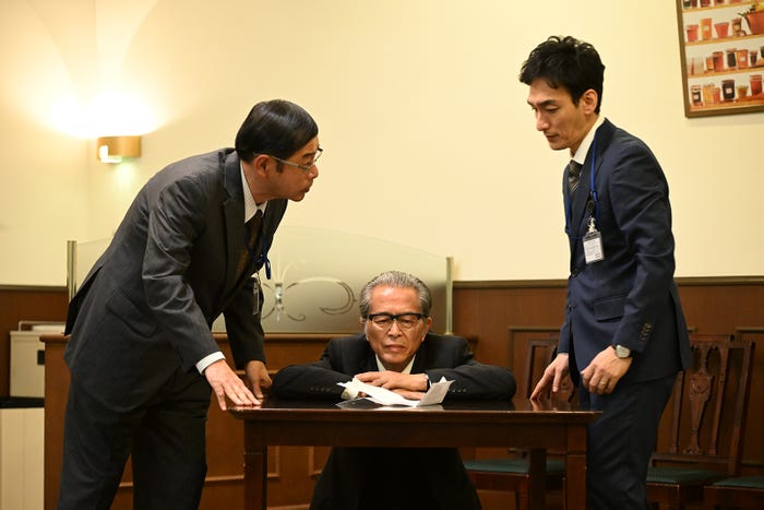田口浩正、本田博太郎、草なぎ剛 「罠の戦争」第2話より(C)カンテレ