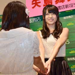 ファンと握手をする矢島舞美
