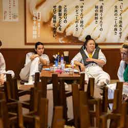 （左から）秋田汐梨、栁俊太郎、江上敬子、奥野壮 （C）「トーキョー製麺所」製作委員会・MBS