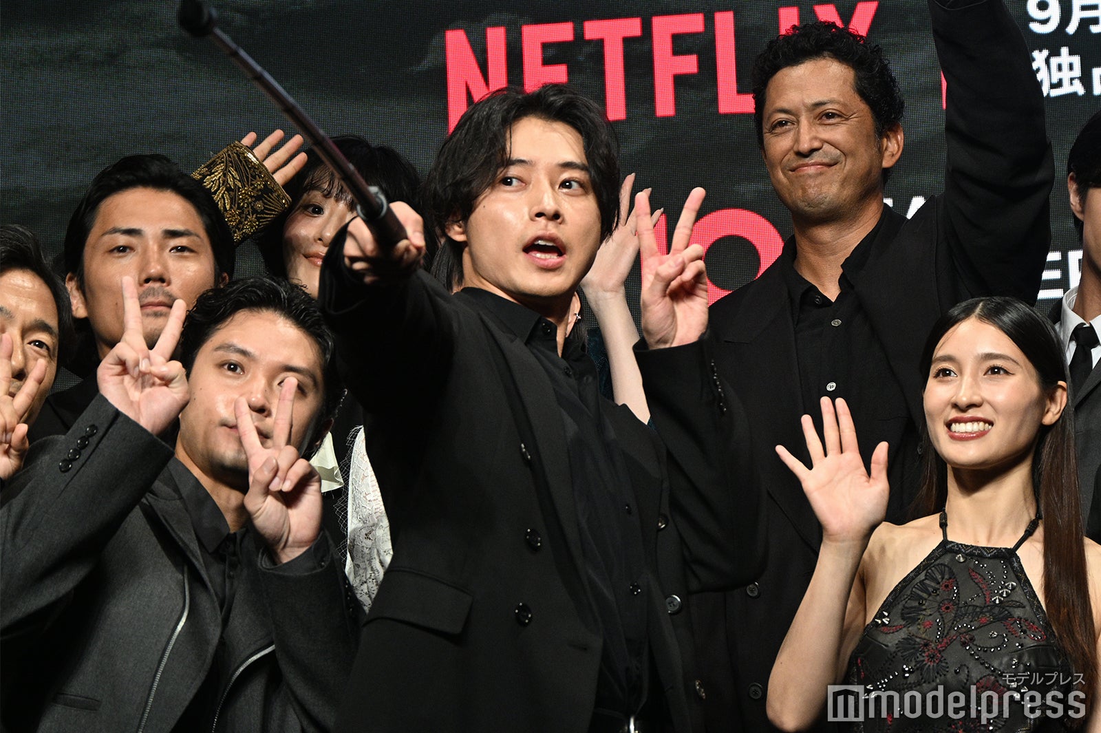 セルカ棒で自撮り動画を撮る山崎賢人、土屋太鳳ら（C）モデルプレス