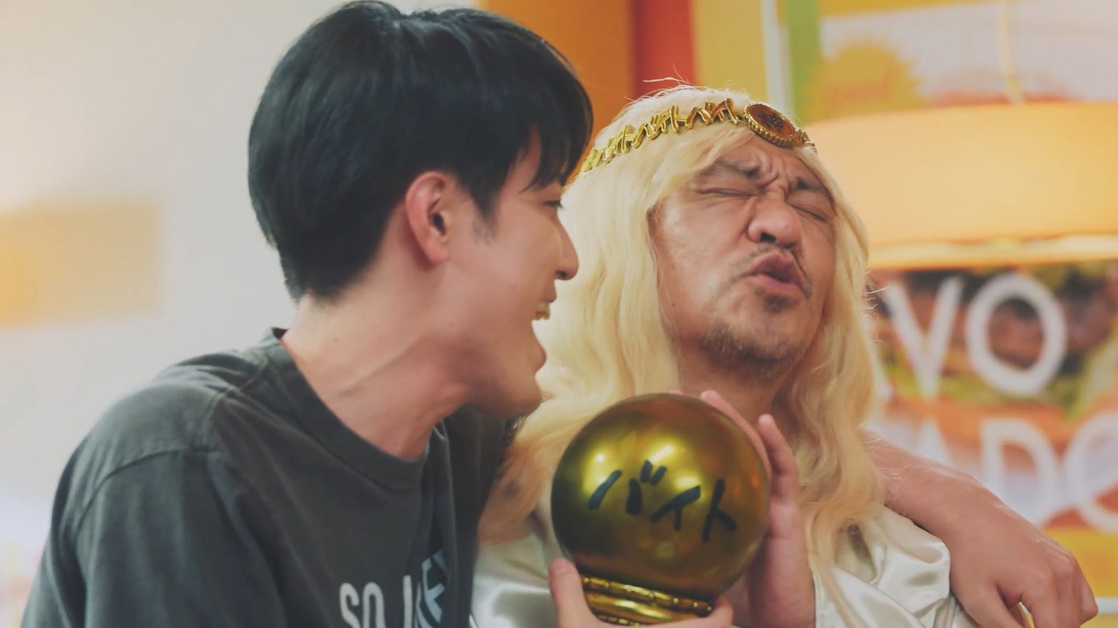 間宮祥太朗、松本人志／新CM「やる気の出る歌」30秒 熱唱篇より（提供写真）