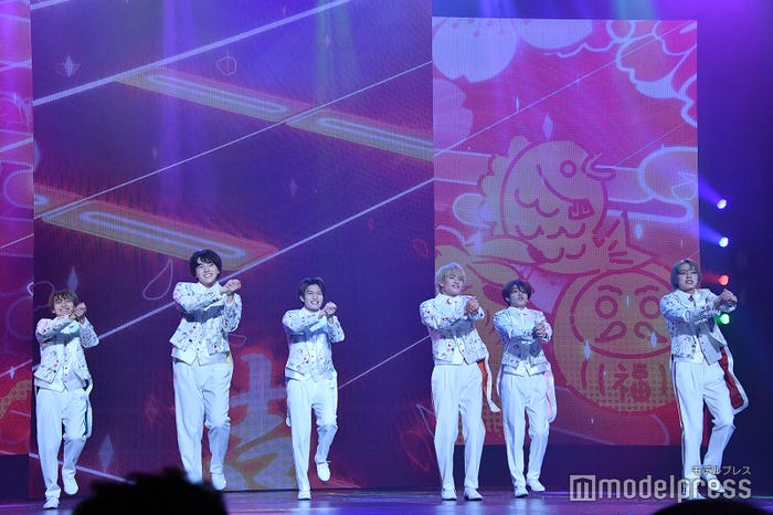 新曲「吉吉 Bang!Bang!」を全力の笑顔で披露した美 少年(左から)藤井直樹、岩崎大昇、那須雄登、浮所飛貴、金指一世、佐藤龍我(C)モデルプレス