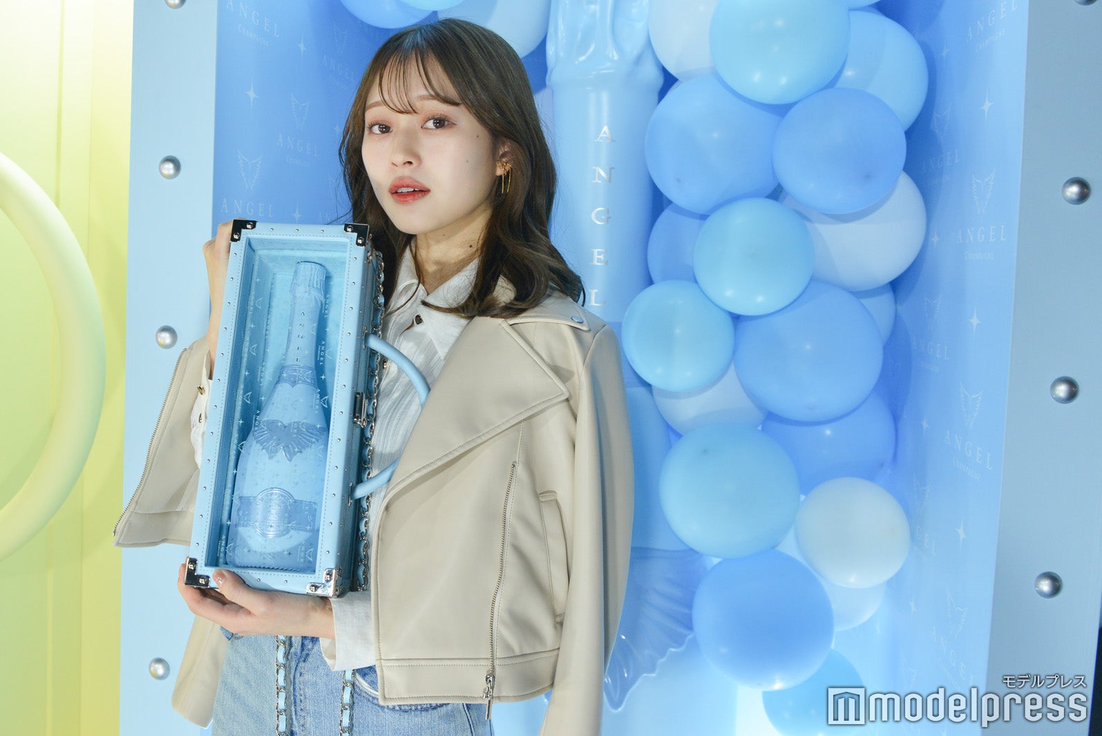 「ANGEL CHAMPAGNE」のブースで撮影を楽しむ河邊仁紀（C）モデルプレス