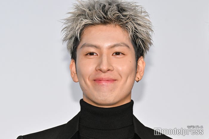 銀髪の長谷川慎(C)モデルプレス