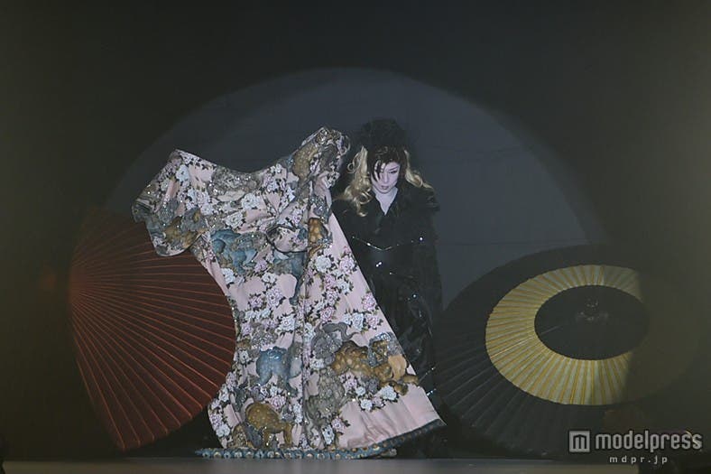 鮮やかな着物から黒の着物に早着替え