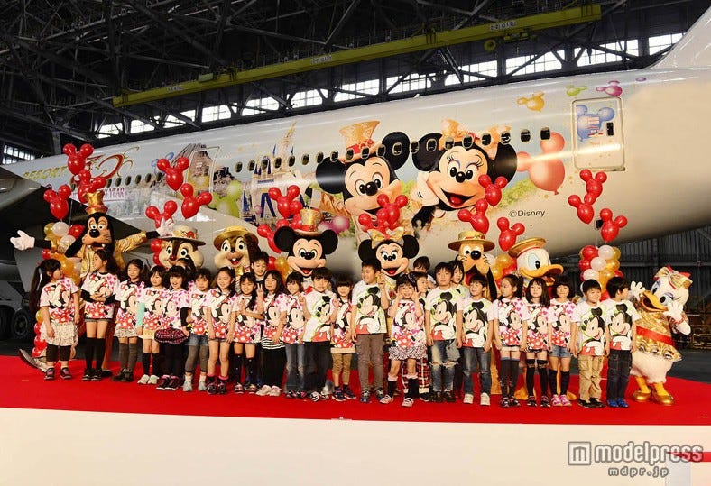 ディズニー30周年特別機が就航 ミッキーたちも門出を祝福