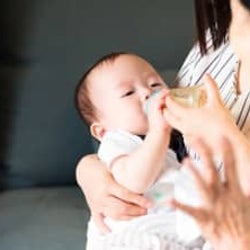 赤ちゃんが母乳や育児用ミルクを飲んでくれないときのチェックポイント
