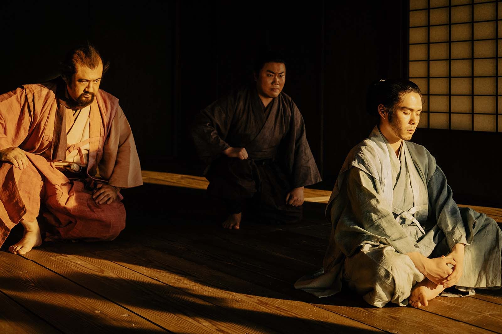 小手伸也、岡部大、細田佳央太「どうする家康」第25話より（C）NHK