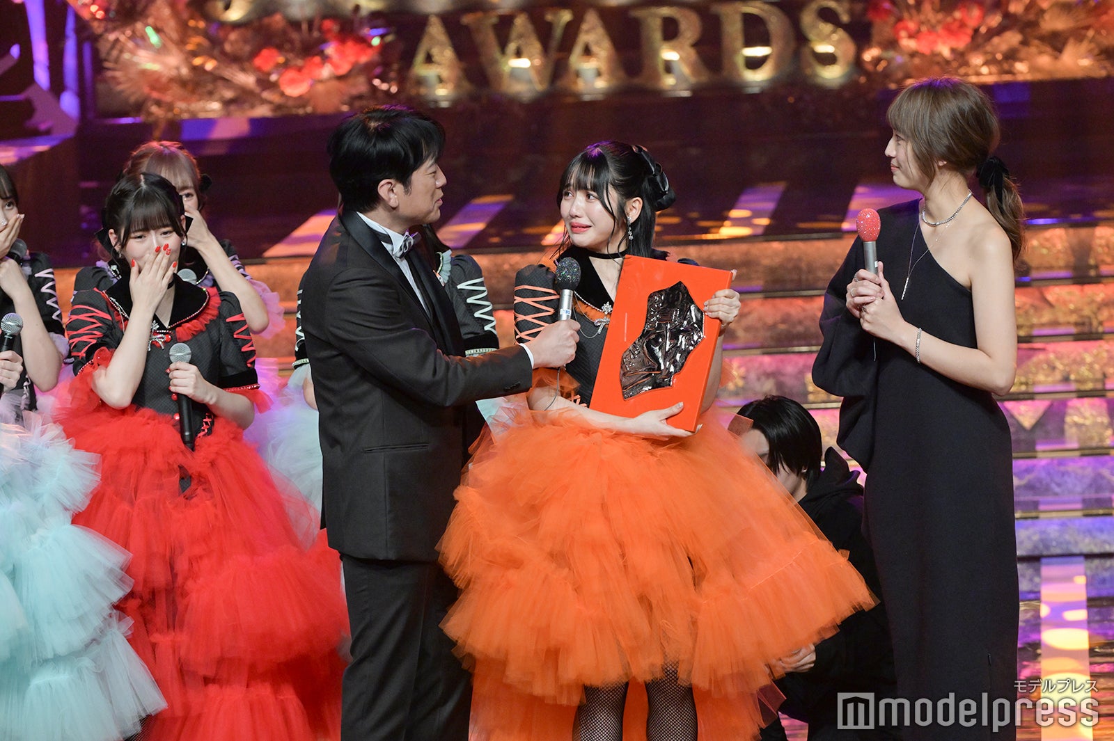 FRUITS ZIPPER、最優秀新人賞受賞の様子／FRUITS ZIPPER、安住紳一郎アナウンサー、川口春奈（C）モデルプレス