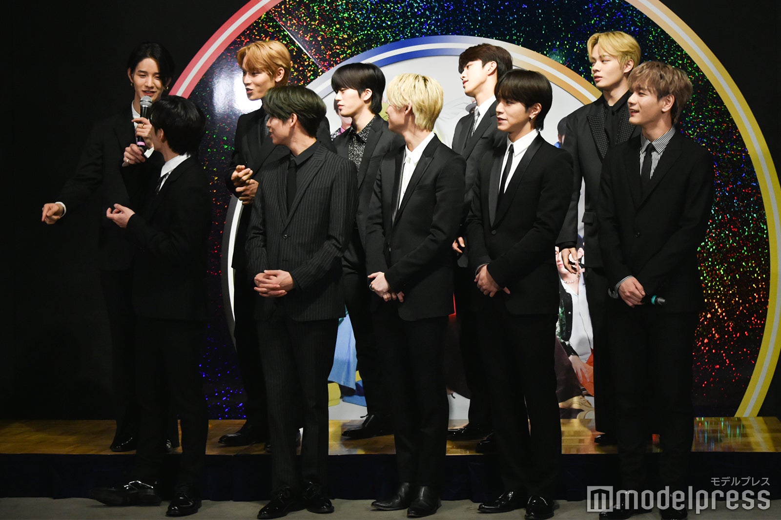 佐藤景瑚を見守るJO1 （C）モデルプレス