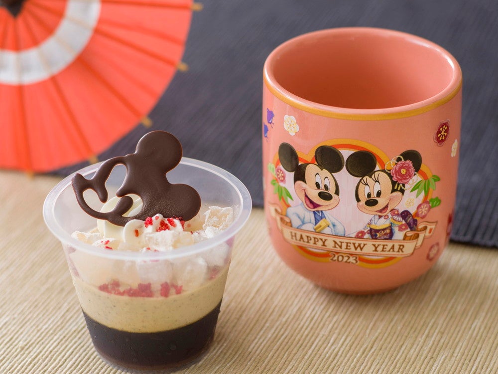 黒みつゼリー＆きなこムース、スーベニアカップ付き900円（C）Disney