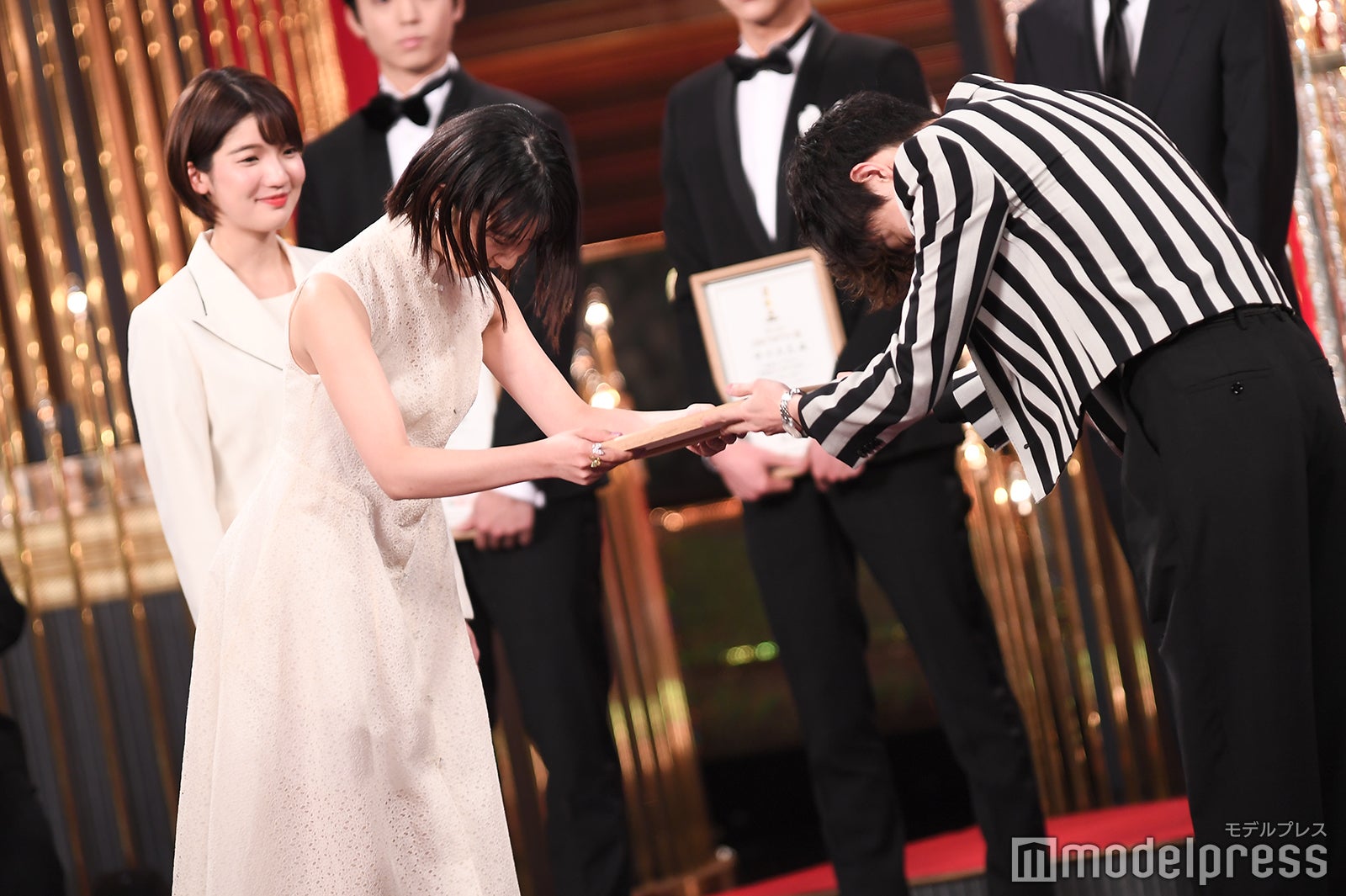 プレゼンター・菅田将暉が上白石萌歌へ（C）モデルプレス