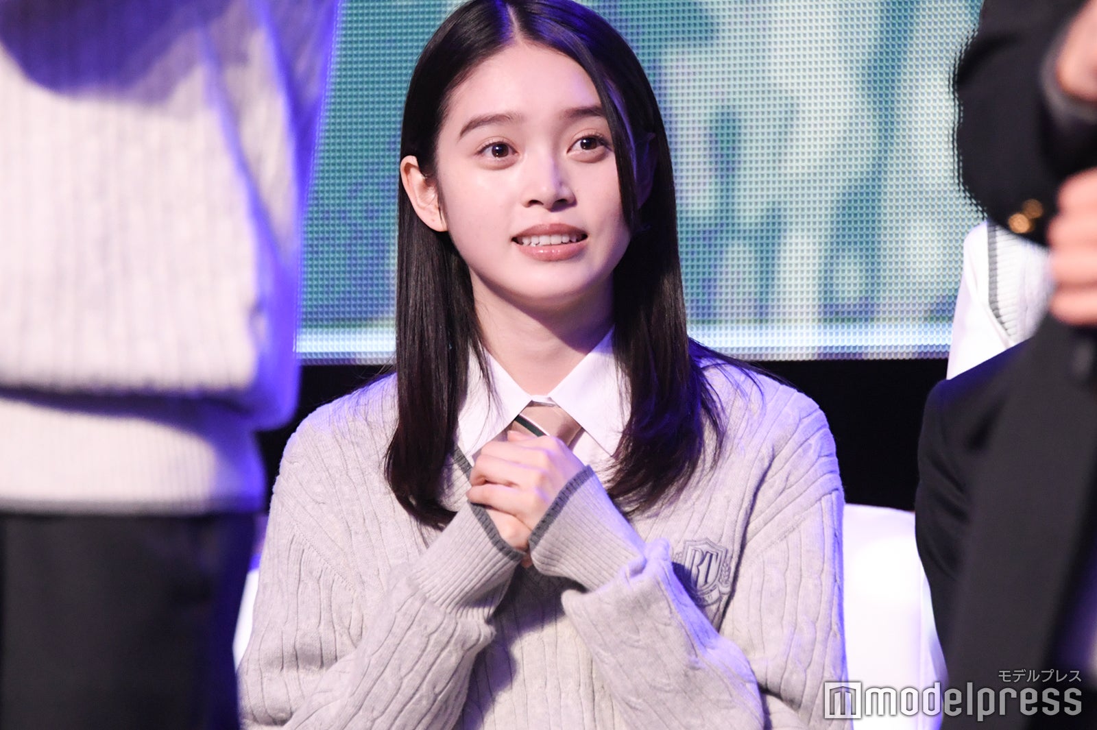 歌唱パフォーマンスを見守る高石あかり（C）モデルプレス