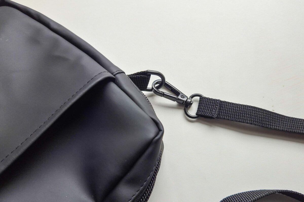 フェイクレザースマホショルダーバッグ