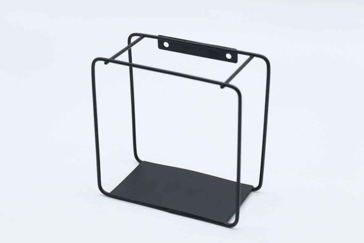 黒いアイアン素材の正方形フレームの壁掛け収納が白い背景に置かれている 黒いアイアン素材の正方形フレームの壁掛け収納が白い背景に置かれている