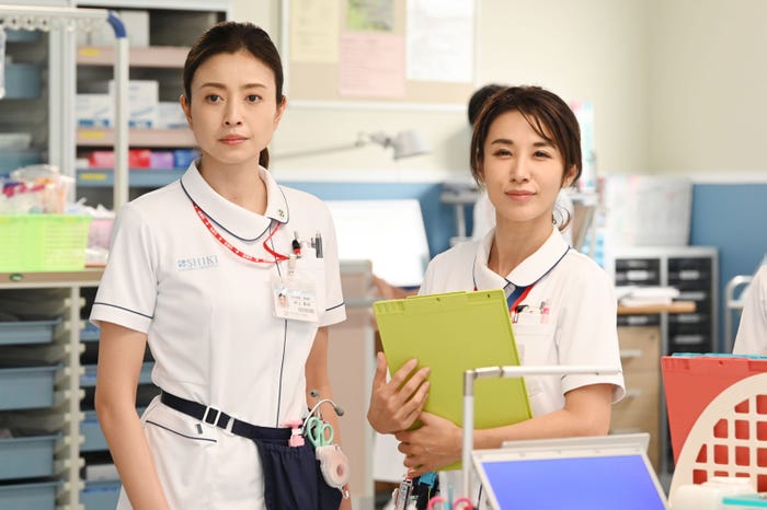 片瀬那奈・鈴木紗理奈/「白衣の戦士!」第1話より(C)日本テレビ