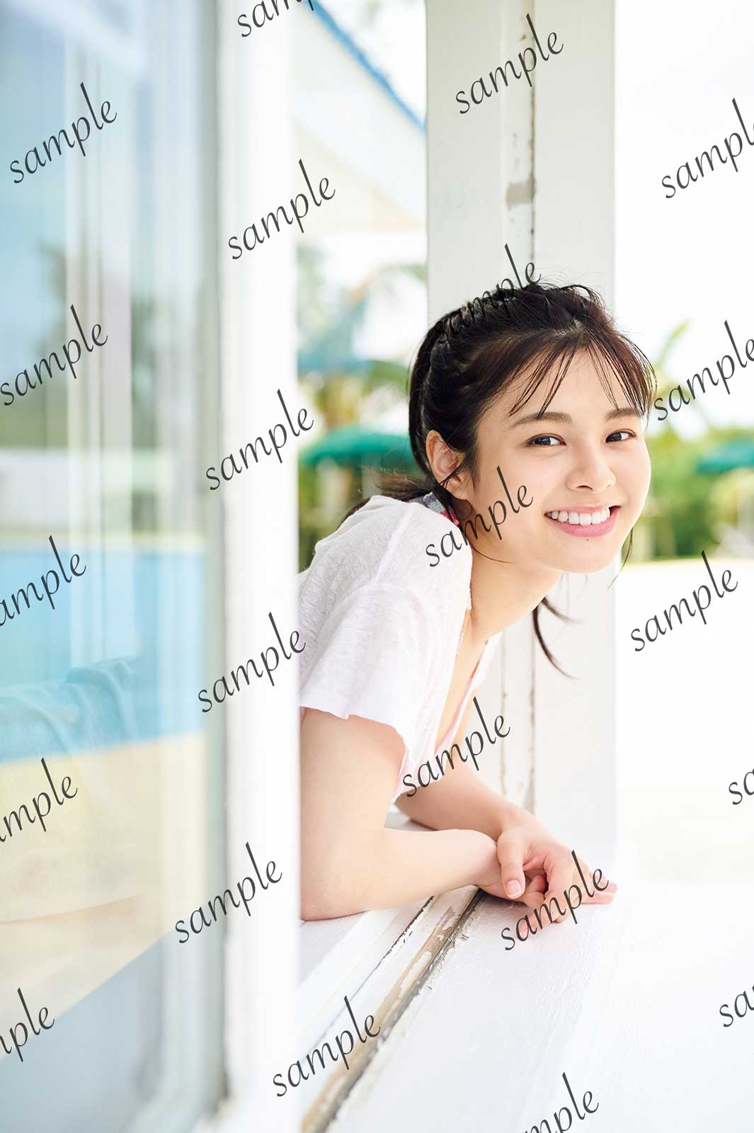 本間日陽1st写真集「ずっと、会いたかった」ポストカード「プール編」／撮影：酒井貴弘（C）KOBUNSHA