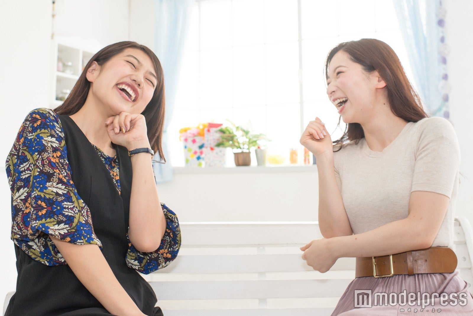 （左から）横澤夏子、鶴愛佳（C）モデルプレス