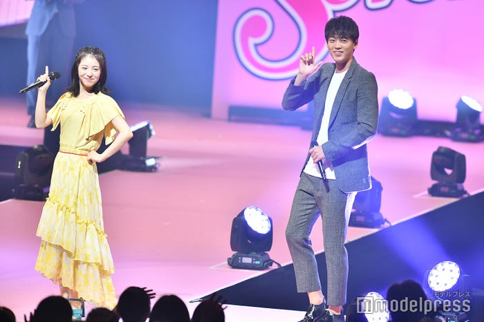 竹内涼真、浜辺美波(C)モデルプレス