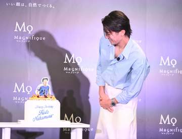 「もうイケメン俳優じゃん」「このビジュは反則」中村敬斗が爽やか夏コーデで登場→SNS沸く「国宝」「どの角度も国代表」「ビジュ良すぎて三度見」