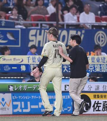 日本ハム・加藤貴が緊急降板 六回1死一、二塁の場面でトレーナーとともにベンチへ そのまま降板