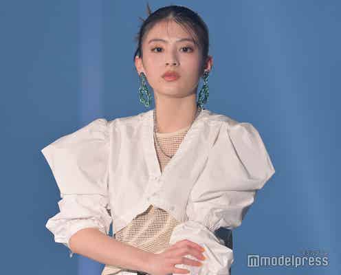 出口夏希、涼しげホワイトコーデが眩しい クールな表情に視線集中<TGC 2023 S/S>