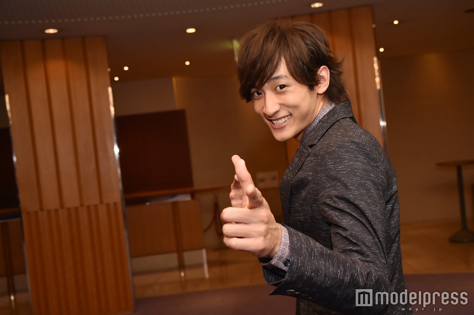 「バーン！」とお茶目なポーズも（C）モデルプレス