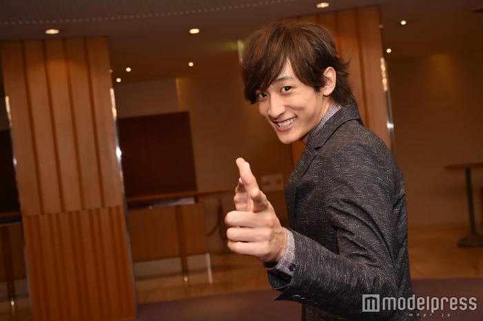 「バーン!」とお茶目なポーズも(C)モデルプレス