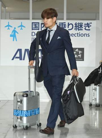 サッカー日本代表が帰国 上田、久保、佐野、田中、中村らが到着の成田空港にはファン約500人が大歓声 32強敗退に選手は笑顔少なく