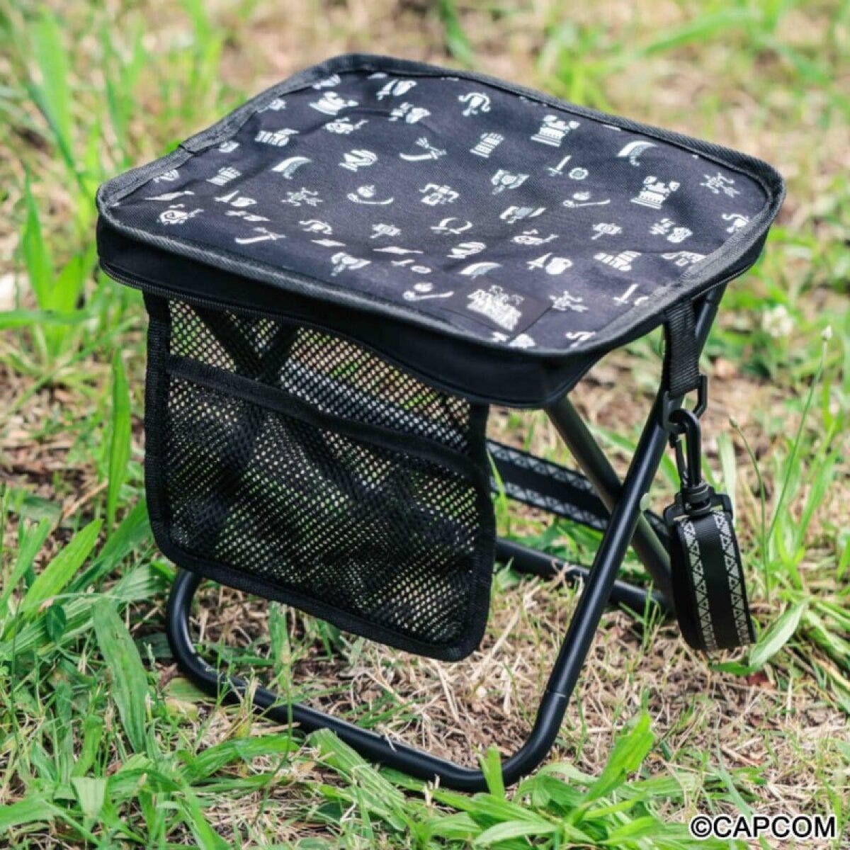 モンスターハンターの武器アイコン柄が施された黒い折りたたみイス