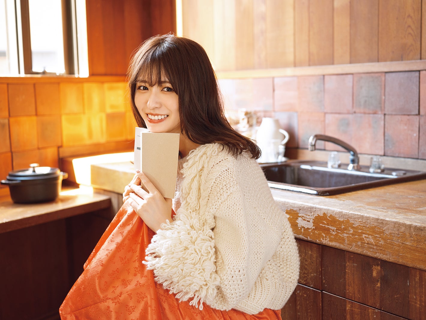 長濱ねる、白ニット姿でほっこり笑顔