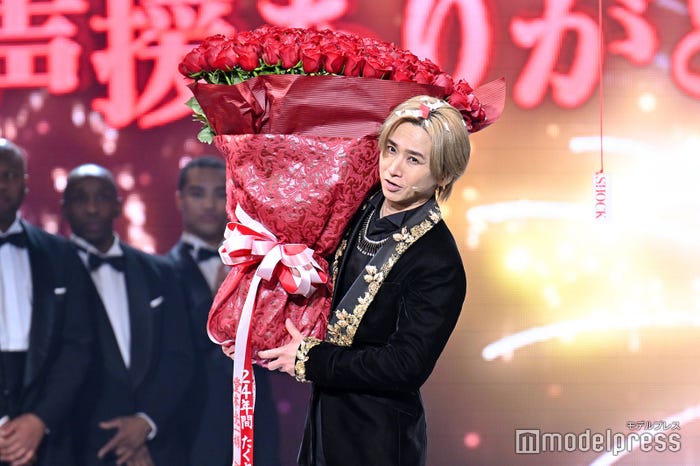 142本のバラの花束を持った堂本光一(C)モデルプレス