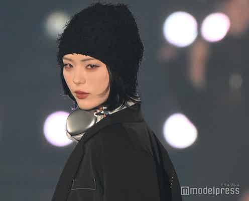 井手上漠、ニット帽×ヘッドフォンのシックコーデ 総柄インナーがアクセント【関西コレクション 2024 A/W】
