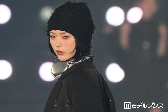井手上漠、ニット帽×ヘッドフォンのシックコーデ 総柄インナーがアクセント【関西コレクション 2024 A／W】