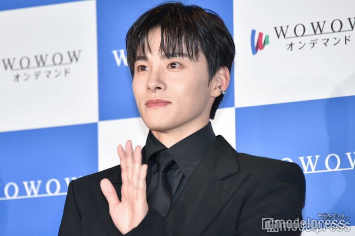 生配信カメラに手を振る川西拓実(C)モデルプレス