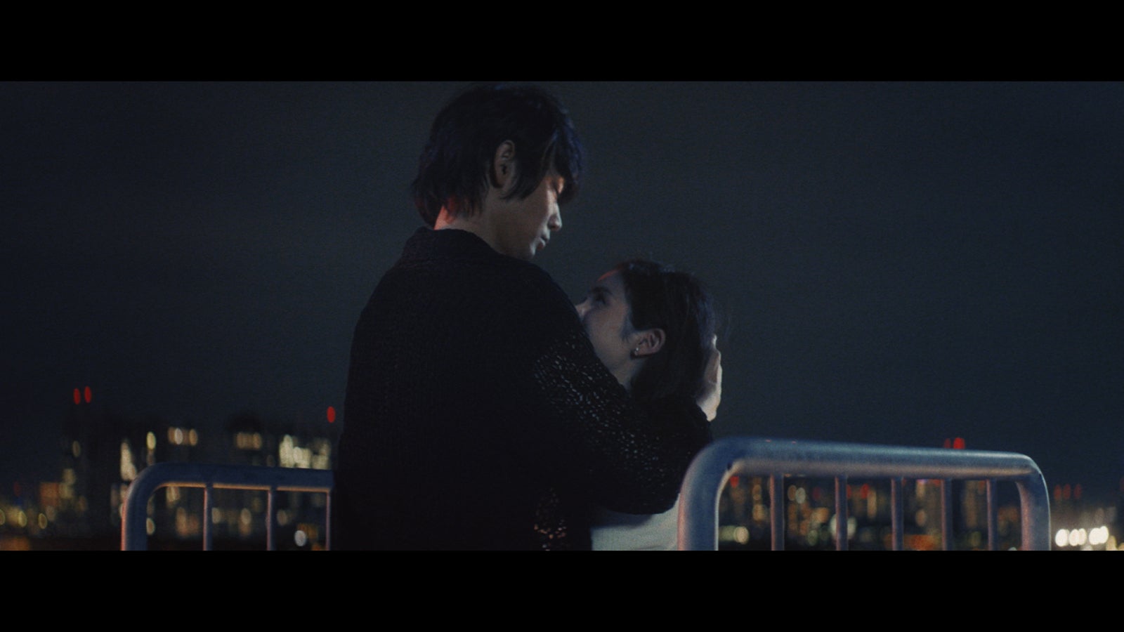 綾野剛／CM「旅だち」篇より（提供写真）