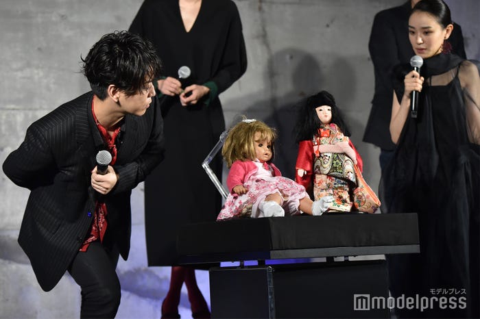 人形を恐る恐る覗き込む亀梨和也 (C)モデルプレス