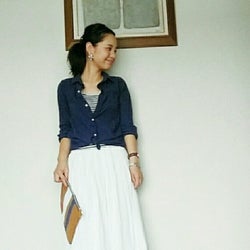 夏はリネンがおすすめ! ブルーのシャツでつくるコンフォートな大人コーデ