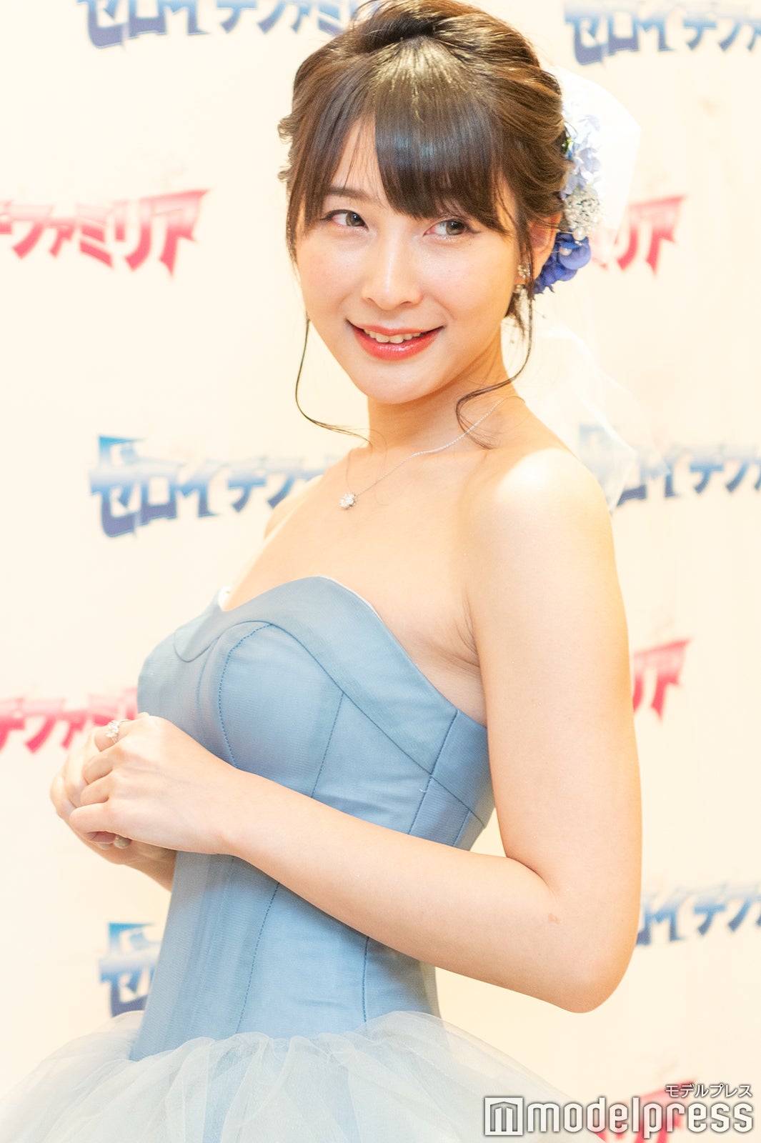 さすが“くびれスト”！ウエストの細さが芸術的（C）モデルプレス