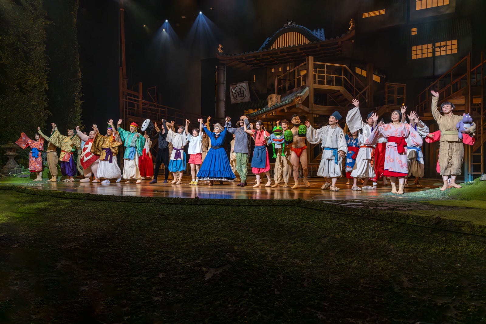 舞台「千と千尋の神隠し」（C）EllieKurttz