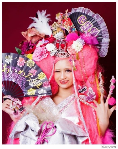 「egg」あいめろ姫、ド派手ピンクのミニ丈振り袖姿に反響「これぞギャル」
