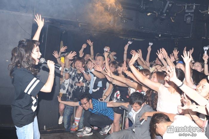 加藤ミリヤ(左)登場で会場が大パニック