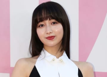 自宅の階段までおしゃれすぎる！Cocomi 愛犬抱っこでしっかりメイク公開→映り込んだ家がなんというセンス♥