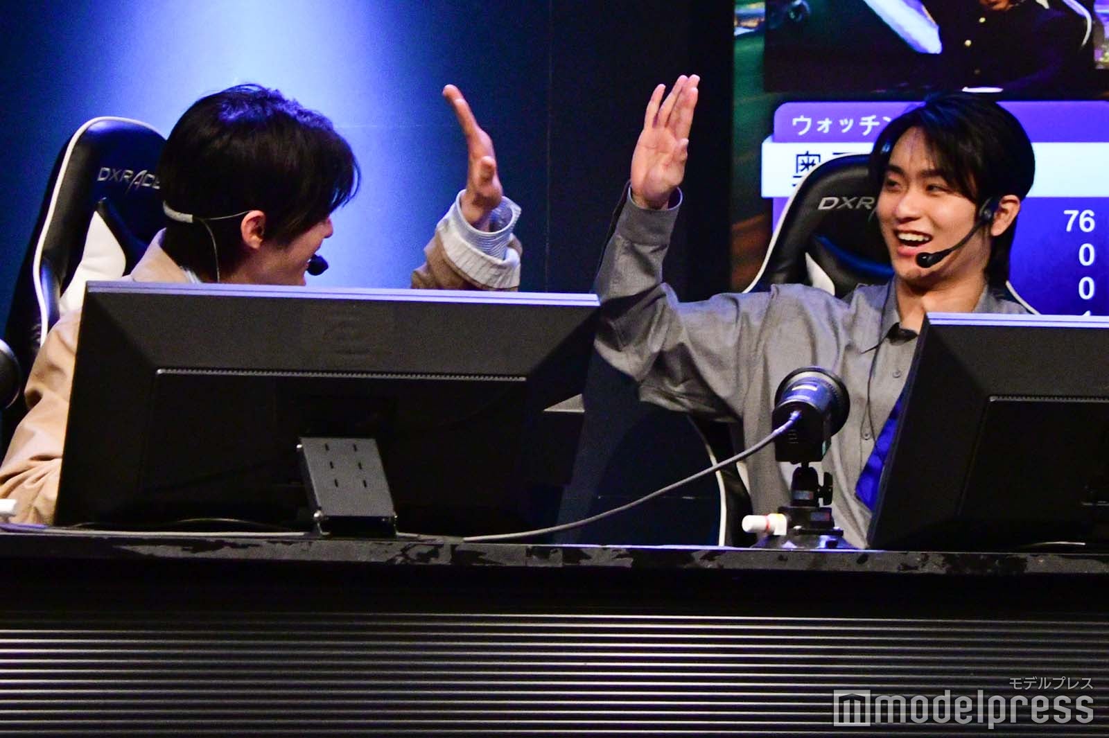 せいやに勝利しハイタッチをする鈴鹿央士、奥平大兼（C）モデルプレス