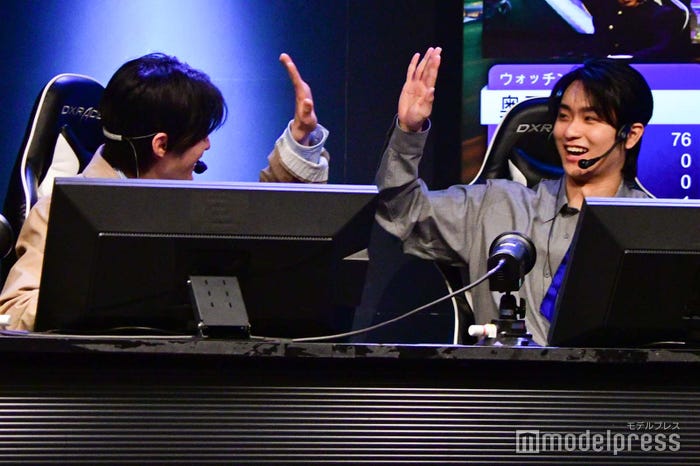 せいやに勝利しハイタッチをする鈴鹿央士、奥平大兼(C)モデルプレス