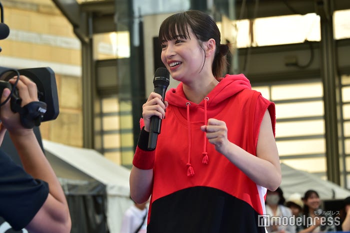 田中圭よりはシュートを決められるように意気込む広瀬すず(C)モデルプレス