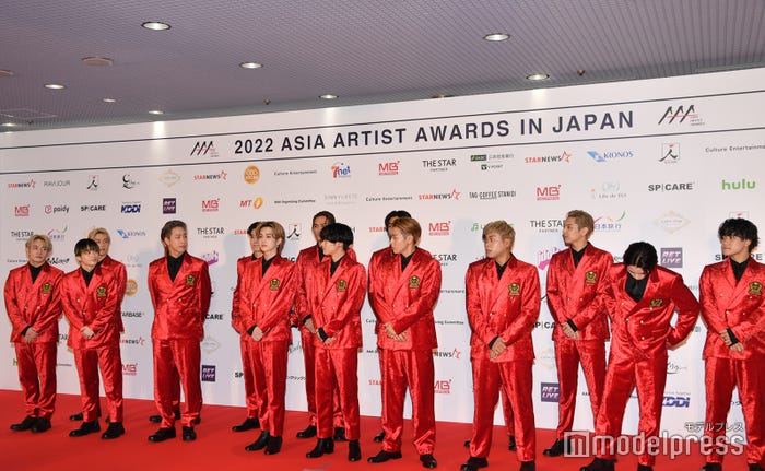 立ち位置を確認するTHE RAMPAGE from EXILE TRIBE/(左から)浦川翔平、藤原樹、山本彰吾、後藤拓磨、陣、長谷川慎、吉野北人、龍、川村壱馬、武知海青、RIKU、与那嶺瑠唯、LIKIYA、鈴木昂秀、神谷健太、岩谷翔吾(C)モデルプレス