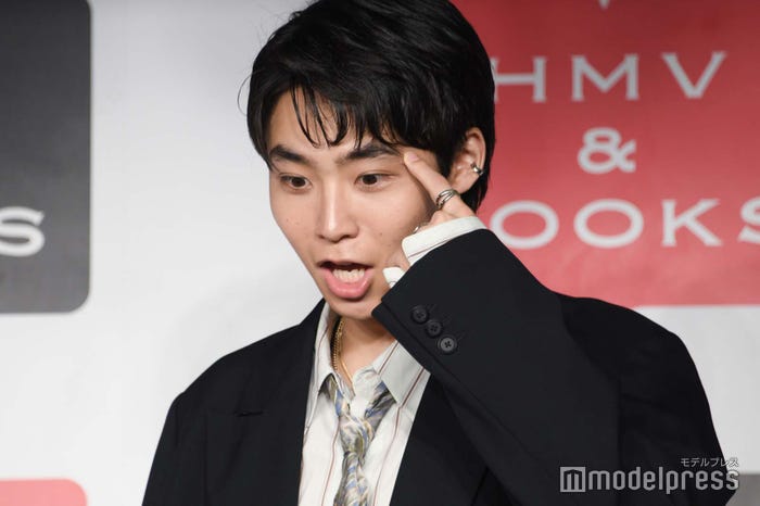 誕生日ケーキサプライズに驚く八村倫太郎(C)モデルプレス