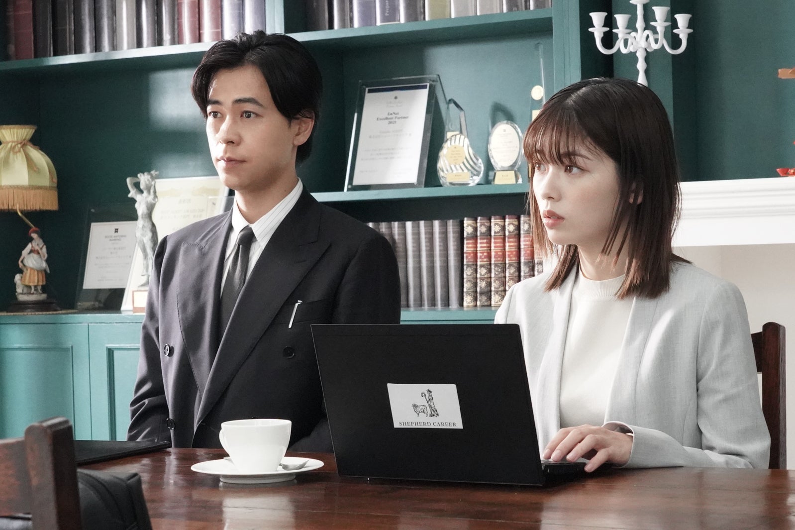 成田凌、小芝風花「転職の魔王様」より（C）カンテレ