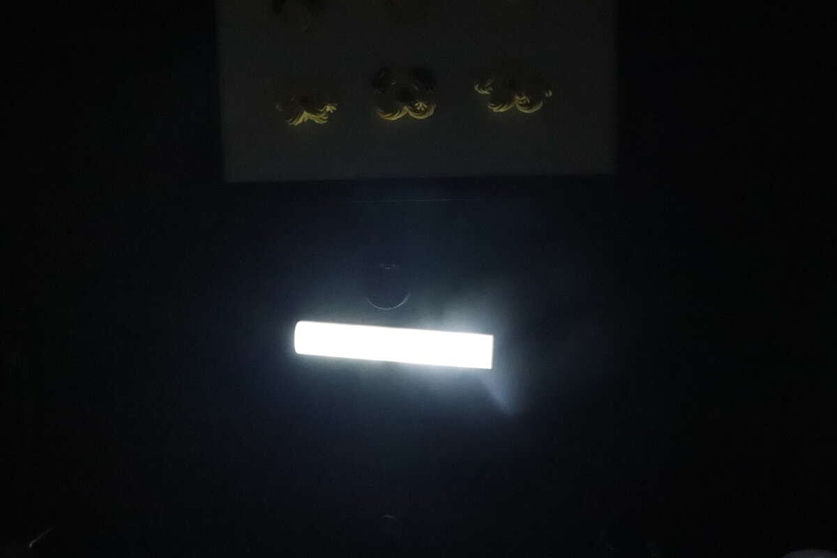 人感・明暗センサーLEDバーライト（Type-C・白色）　点灯